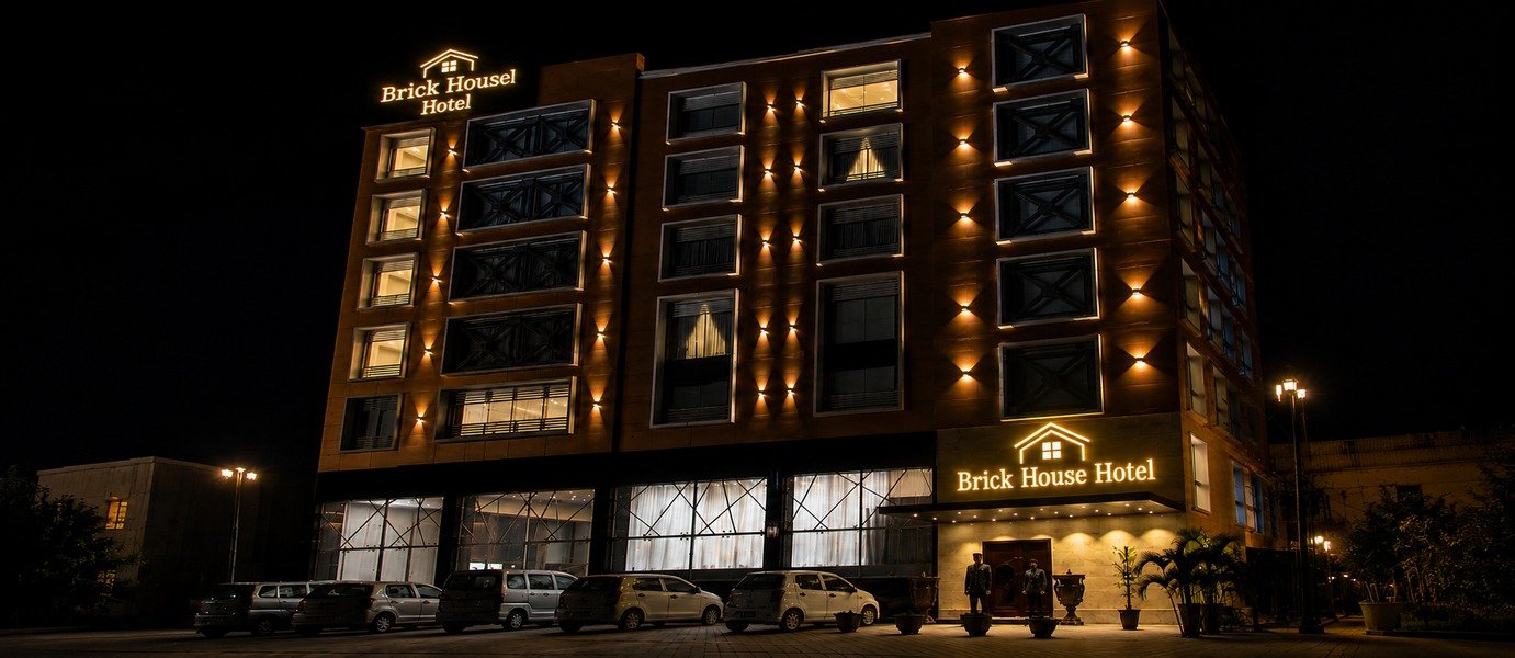 01_hotel_building_desktop_1381x600