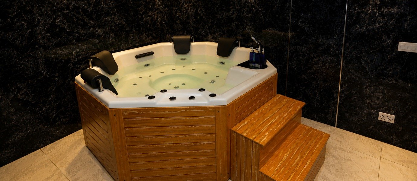 02_jacuzzi_2nd_floor_desktop_1381x600