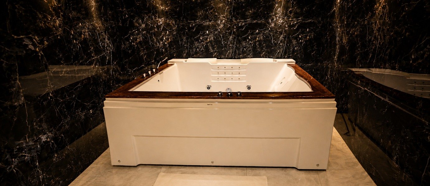 03_jacuzzi_3rd_floor_desktop_1381x600